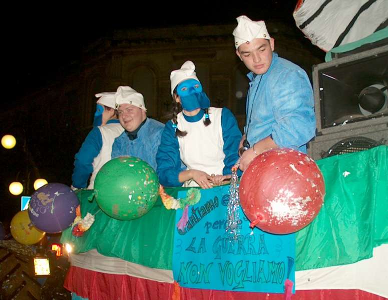 'Cantiamo e ... perché la guerra non vogliamo' - hand written banner on a carnival float in Ostuni, Puglia, Italy March 2003