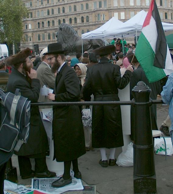 Free Palestine demonstration, London 21 May 2005: Trafalgar Sq, 15:18 GMT