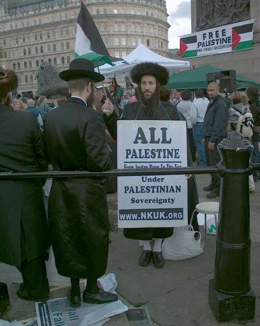 Free Palestine demonstration, London 21 May 2005: in Trafalgar Square a placard reads 'ALL PALESTINE From Jordan River To The Sea Under PALESTINIAN Sovereignty WWW.NKUK.ORG', 15:18 GMT