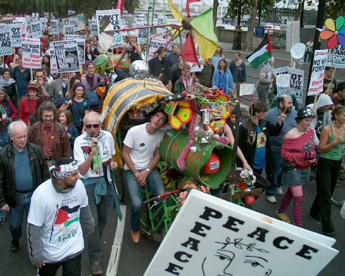 70/82 Rinky Dink at Iraq war demonstration, London 28 Sep 2002 15:47:48